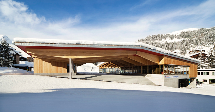 Das weitgespannte Holzdach bedeckt die Freitreppe Lutz & Buss Architekten AG