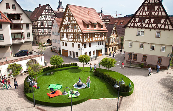 Die grüne Lounge entwickelte sich zum beliebten Aufenthaltsort in der Altstadt Lutz & Buss Architekten AG